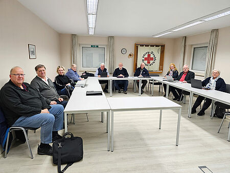 Erste Vorstandssitzung 2026 Erste Vorstandssitzung 2026. Die Personen sitzen in einem beleuchteten Raum an Tischen.